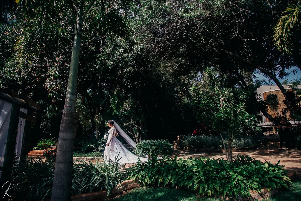 Cerimônia de casamento em jardim arborizado